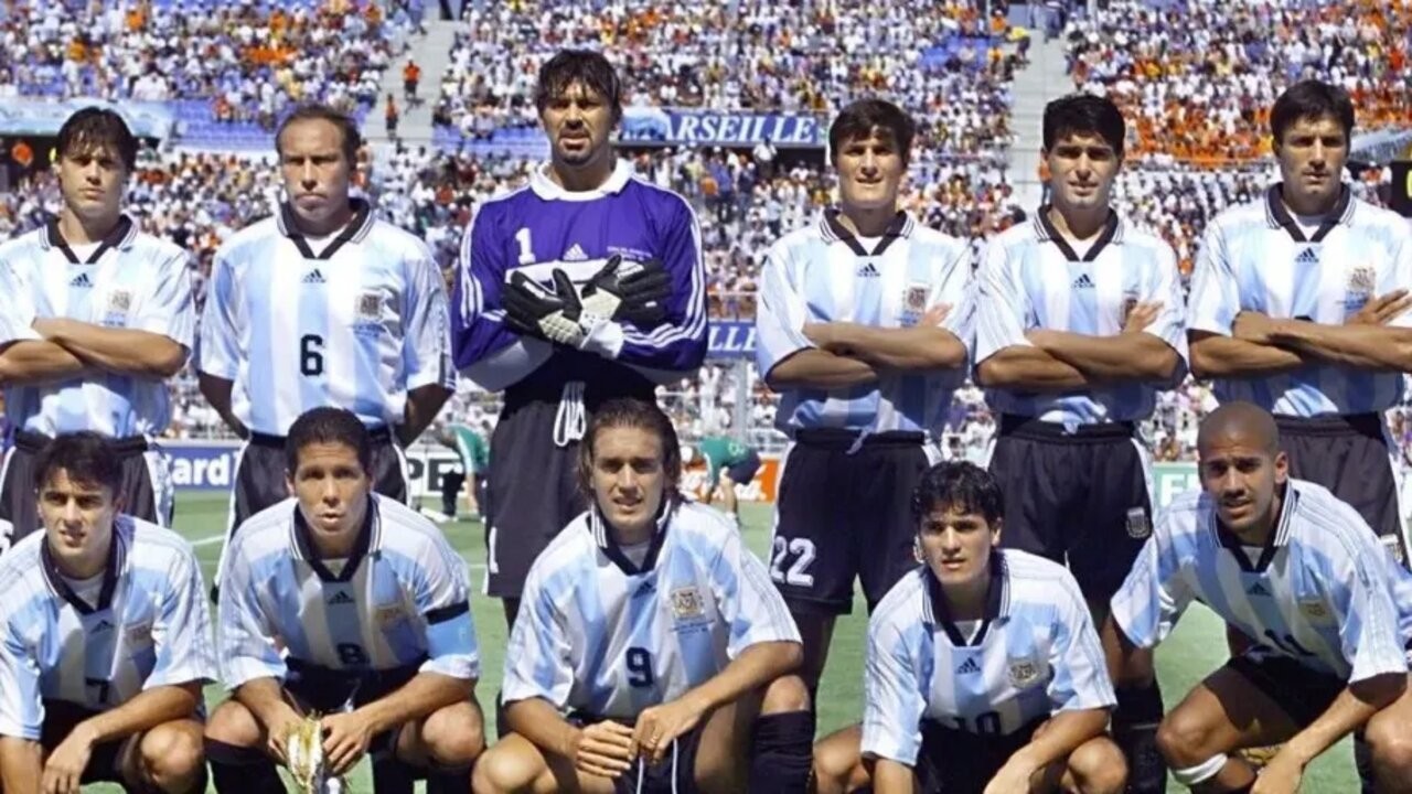 Cómo le fue a la Selección Argentina en los mundiales 12 cup-fr98-arg-ned-argentinian-team-5e9c64f9373024d315000001.jpg