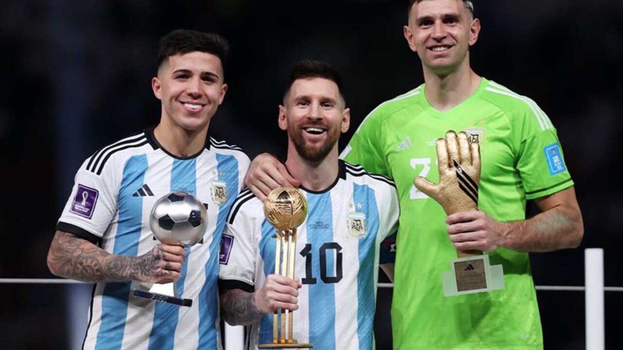 Emiliano Martínez fue elegido el mejor arquero del Mundial de Qatar 2022 1 dibu-enzo-messi-foto-fifa-1200x675_1.jpg