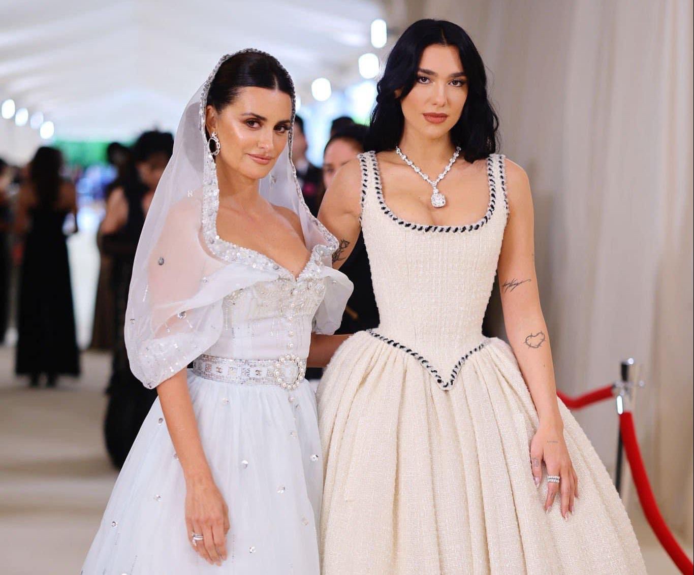 Met Gala 2023: cuales fueron los looks más destacados de la noche en el Museo Metropolitano 1 dua_lipa_y_penelope.jpg