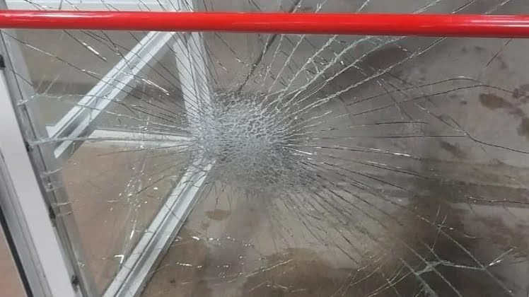 Un joven rompió un vidrio y terminó con una causa por daño 1 e6794f04-6b3e-4941-912d-7b5a562791c6.jpg