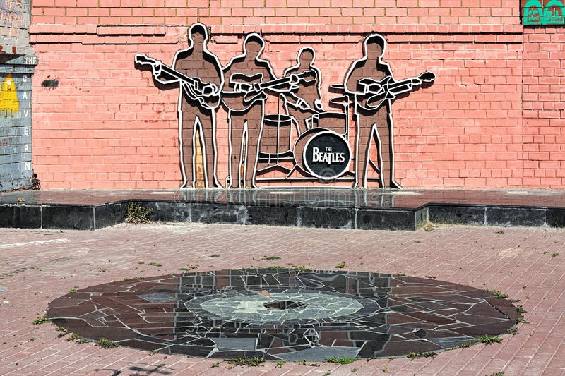 Un día como hoy: Los Beatles dejan de estar prohibidos en la Unión Soviética 1 el-monumento-de-beatles-en-ekaterimburgo-rusia-78267919.jpg