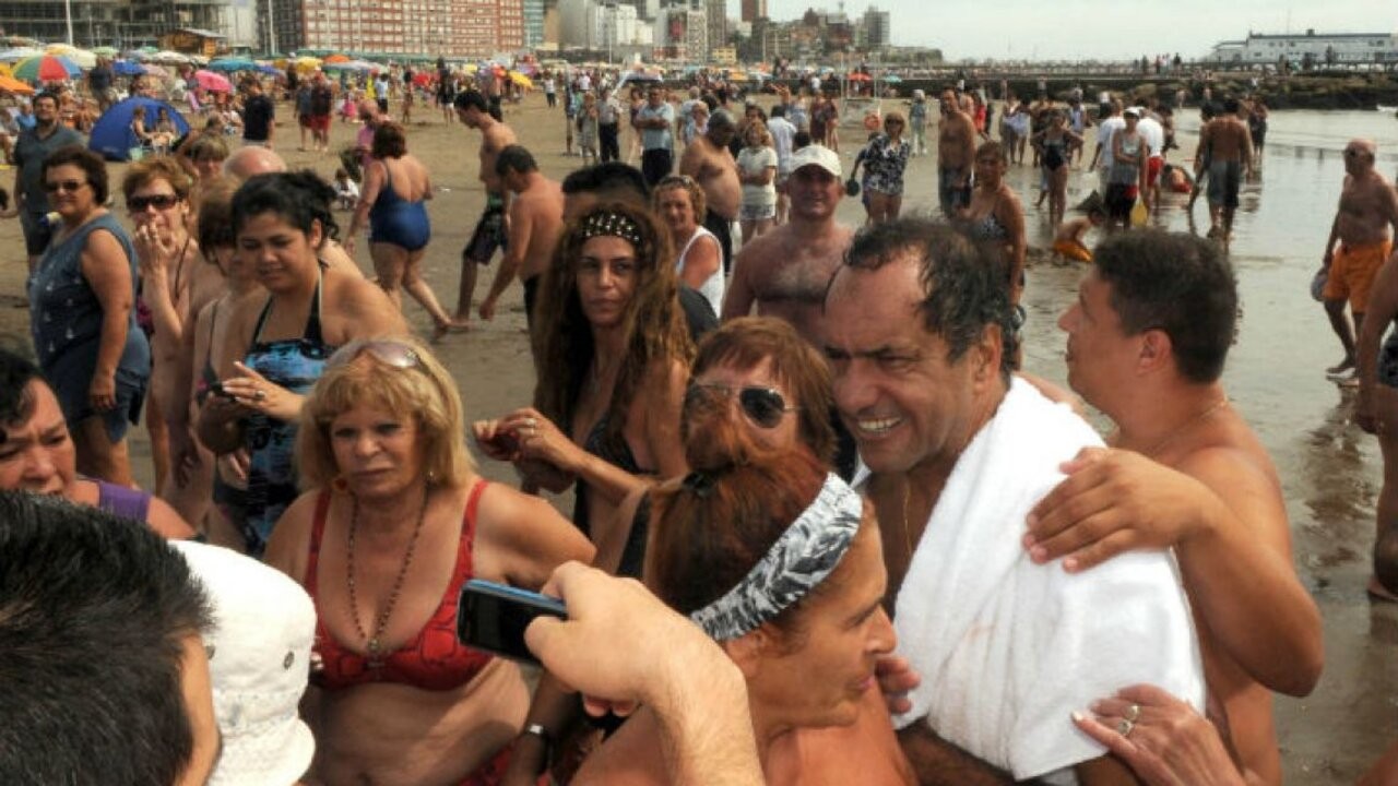 Daniel Scioli estuvo presente en el "test de la Bristol" 1 en-horas-de-la-manana-en-la-playa-bristol-antes-de-acompanar-a-julio-iglesias-a-tandil-en-su-primera-presentacion-en-la-provincia-de-buenos-aires-scioli-saludos-a-guardavidas-y-disfruto-acom-g1_1.jpg