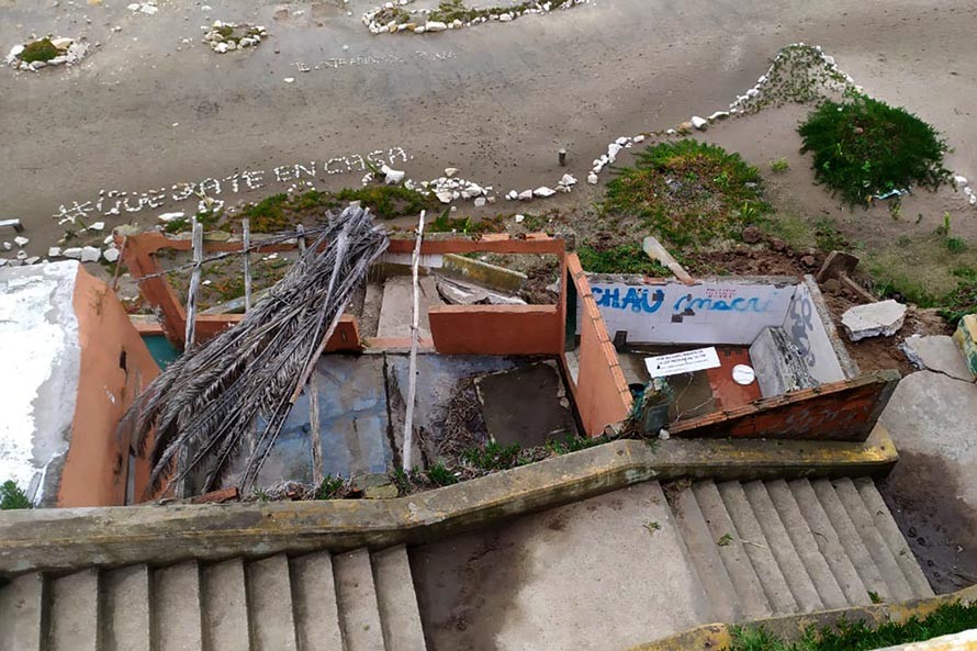 escalera acantilados derrumbe 