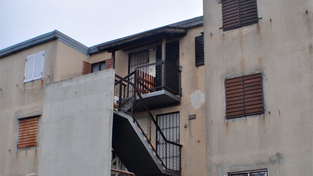 Un hombre debió ser hospitalizado tras romperse una escalera en el Barrio Centenario 1 escalera.jpg