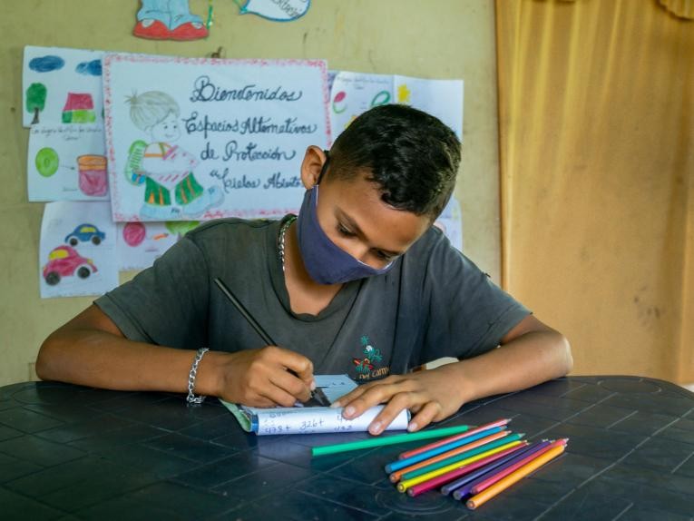 "Mochilazo solidario" en Mar del Plata: la iniciativa de Jóvenes Solidarios para este ciclo lectivo 1 escuela_8.jpg
