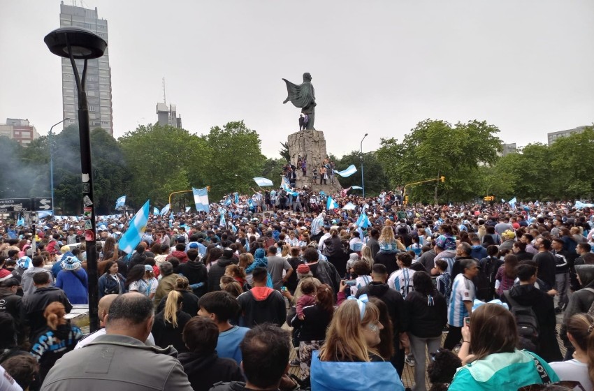 Mar del Plata: el hincha que se cayó del monumento luego del triunfo de Argentina pasó a terapia intensiva 1 festejos-argentina-monumento-_mar_del_plata.jpeg