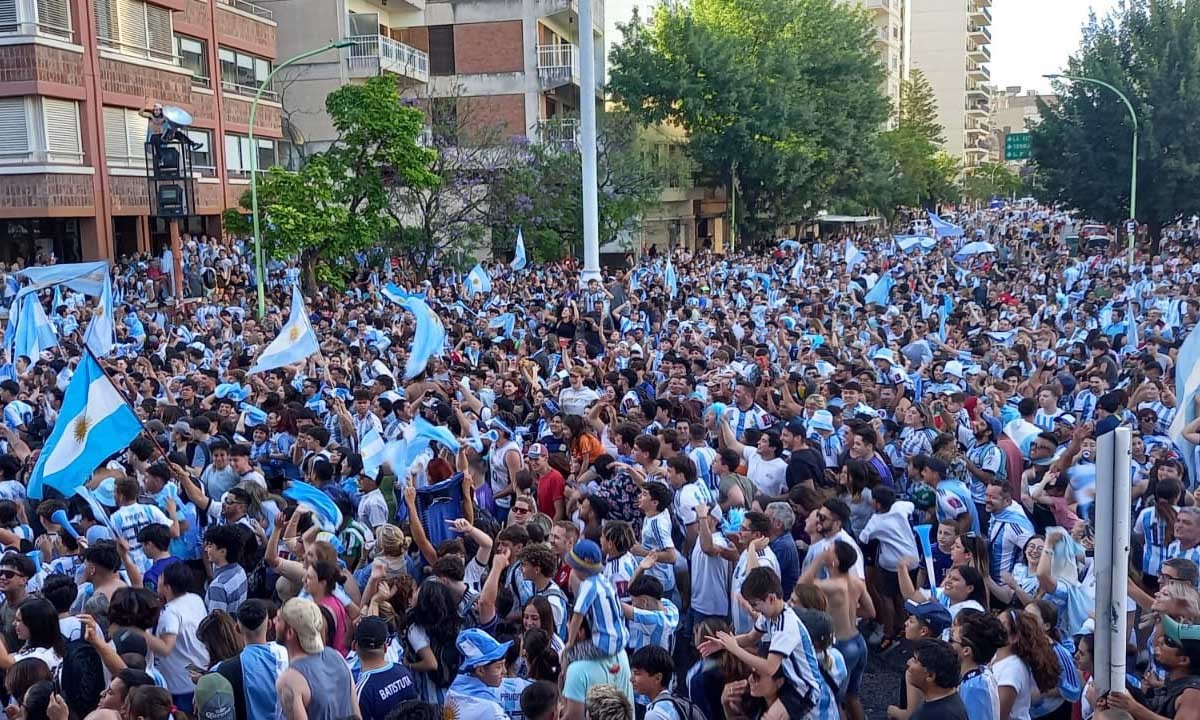 Trágico accidente en Bahía Blanca durante los festejos por el triunfo de Argentina en el Mundial Qatar 2022 1 festejos-bahia-blanca-seleccion.jpg