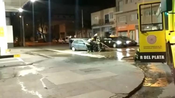Un Chevrolet Corsa se incendia en una estación de GNC 1 incendio.jpg