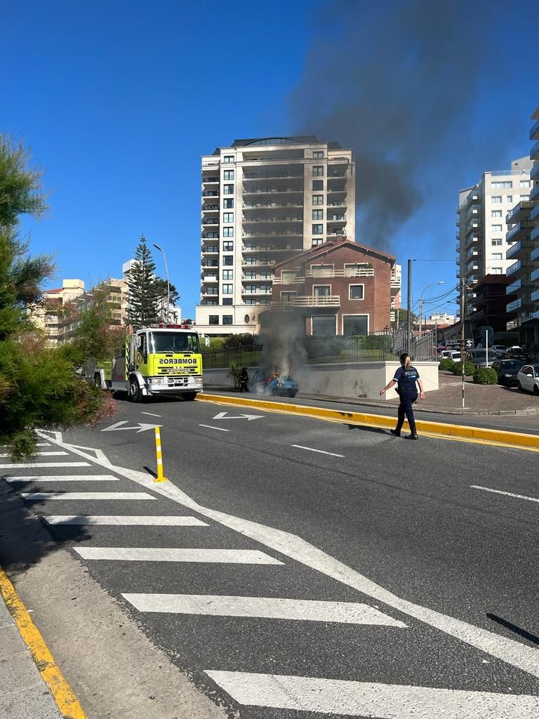 Incendio en Alberti y La Costa: un automóvil fue destruido casi por completo 1 incendio_fiat.jpg