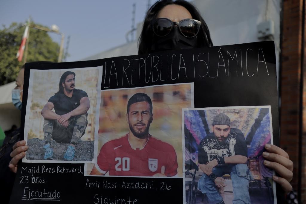 El futbolista iraní condenado a muerte finalmente recibió una pena de 26 años de cárcel 1 iran-protestas.jpg
