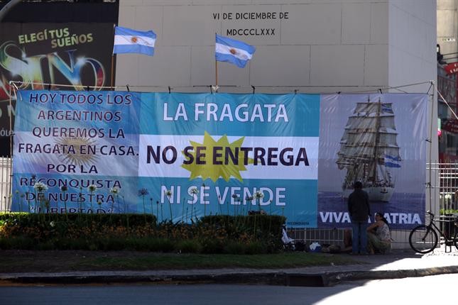 Fragata Libertad: El día que arribó a Mar del Plata tras ser retenida durante 77 días en Ghana 2 la-fragata-libertad-en-ghana-1616661w645.jpg