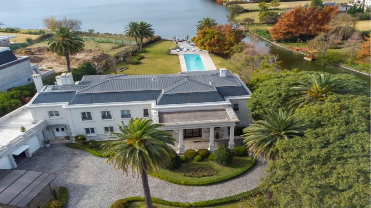 La lujosa mansión en la que vivieron Antonela Roccuzzo y Lionel Messi en Buenos Aires 1 la-lujosa-mansion-en-la-que-vivieron-antonela-roccuzzo-y-lionel-messi-en-buenos-aires-1538119_1.jpg
