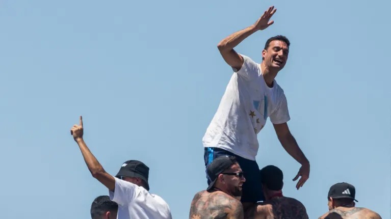 Lionel Scaloni agradece a los hinchas por el apoyo durante todo el Mundial Qatar 2022: "fueron el jugador número 12" 2 lionel-scaloni-caravana-seleccion-argentina_copy.jpg