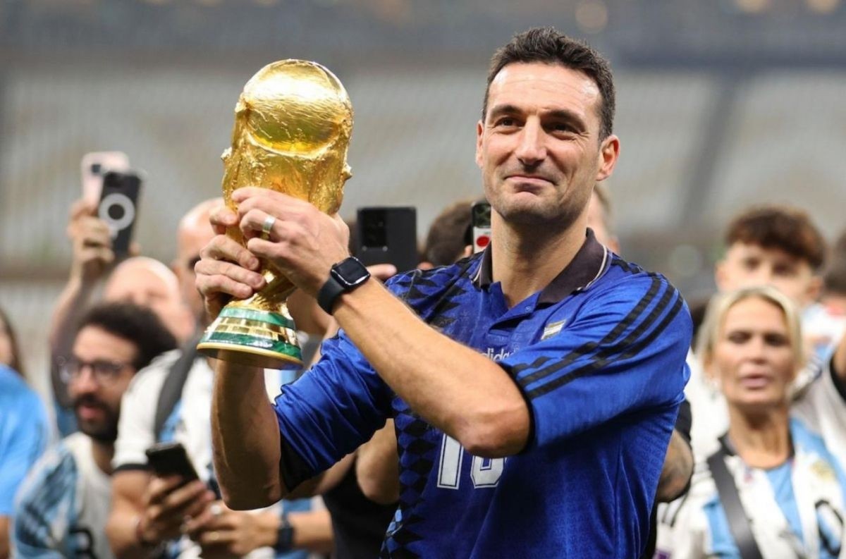 lionel_scaloni_sostiene_copa_del_mundo.jpeg