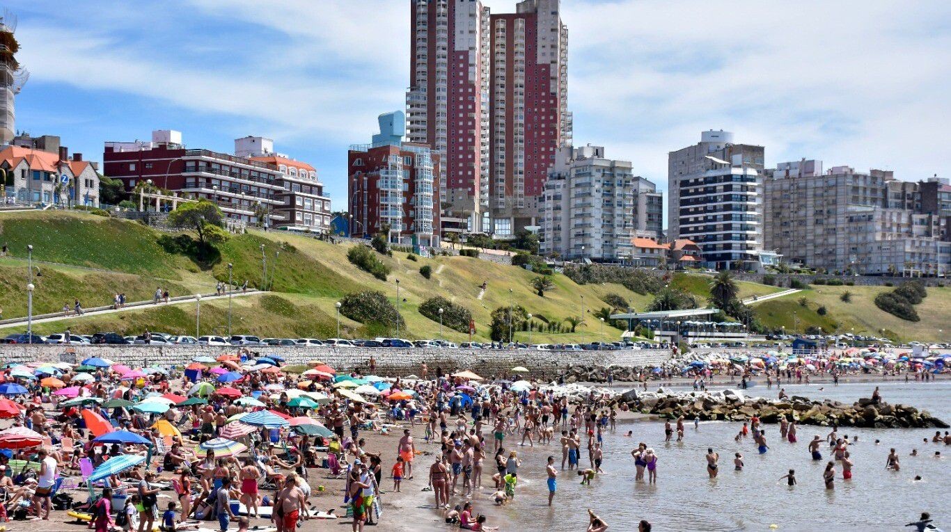 Termina el fin de semana largo: Mar del Plata fue una favorita y se registraron 1,2 millones de turistas por todo el país 1 mar_del_plata-playa2.jpg
