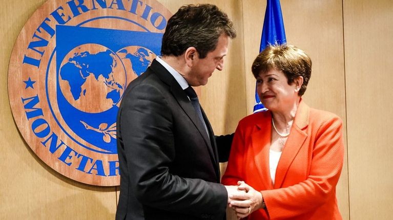 El FMI aprobó la segunda revisión del acuerdo con la Argentina 1 massa fmi
