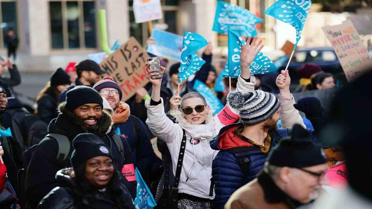 miles-de-personas-participan-en-la-huelga-convocada-en-reino-unido-para-exigir-mejoras-salariales.jpg