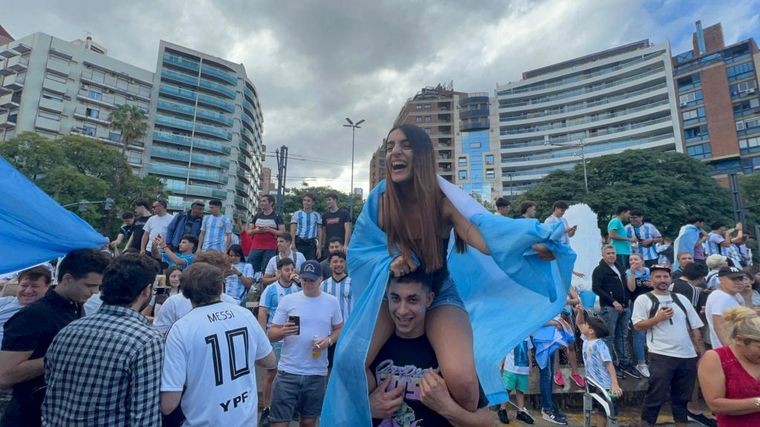 Otra persona cayó del Monumento durante los festejos en Mar del Plata y está grave 1 monumento-mar_del_plata-festejo.jpg