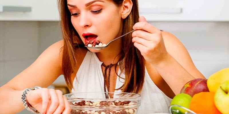 mujer_desayunando.jpg