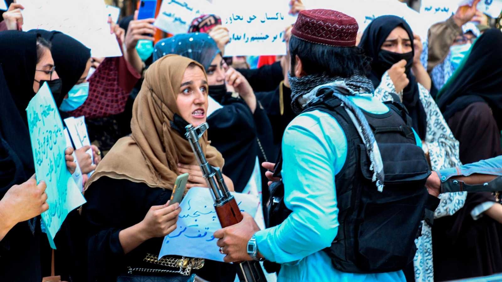 Afganistán: Talibanes reprimen protestas contra la prohibición a la educación de las mujeres 2 mujeres.jpeg
