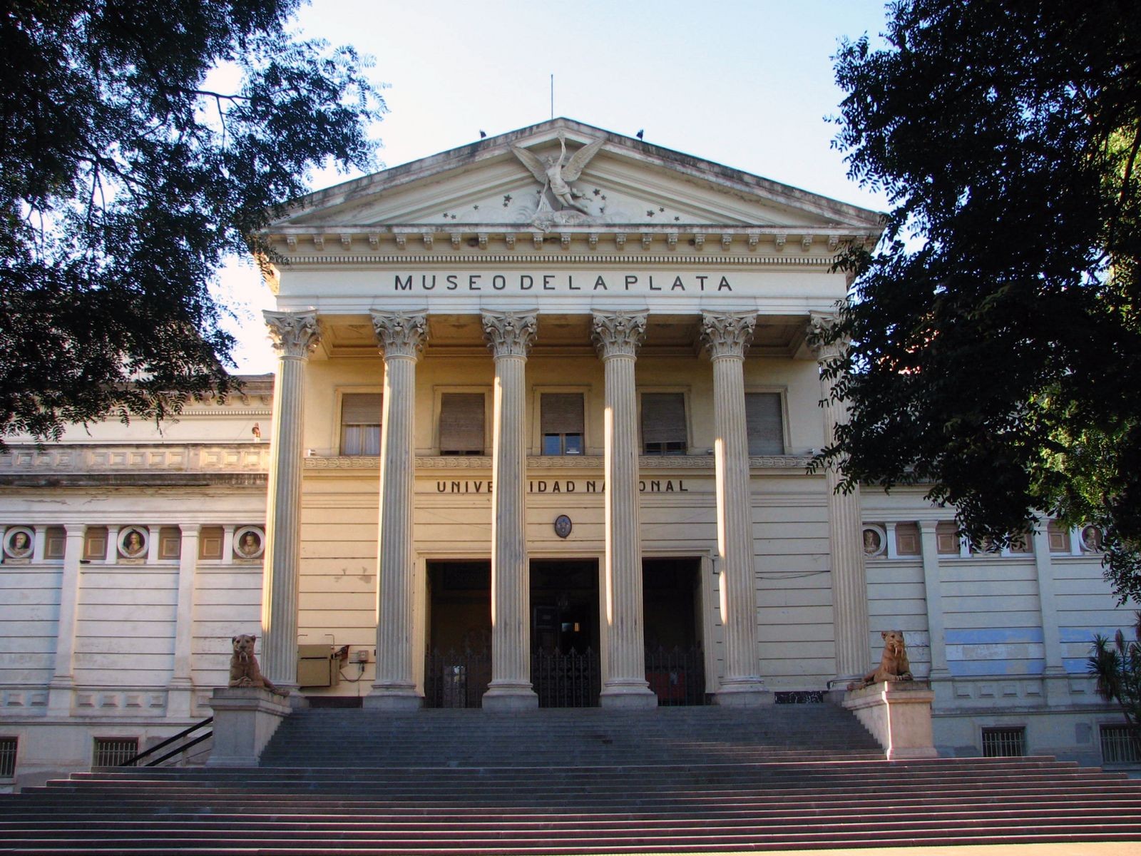 Cinco lugares de la provincia de Buenos Aires ideales para llevar a los más chicos 2 museo_de_la_plata.jpg