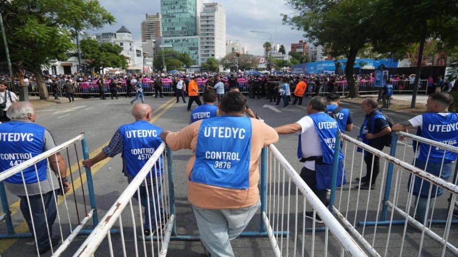 La otra cara de los festejos: Cientos de hinchas estafados, incidentes y la desilusión por no ver a la selección 1 operativo-de-seguridad-en-river-20230323-1533747.jpg