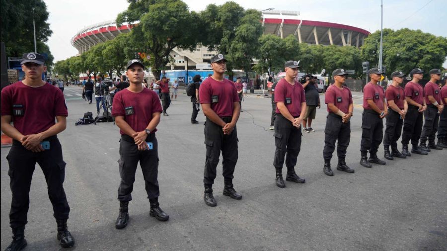 La otra cara de los festejos: Cientos de hinchas estafados, incidentes y la desilusión por no ver a la selección 2 operativo-de-seguridad-en-river-20230323-1533750.jpg