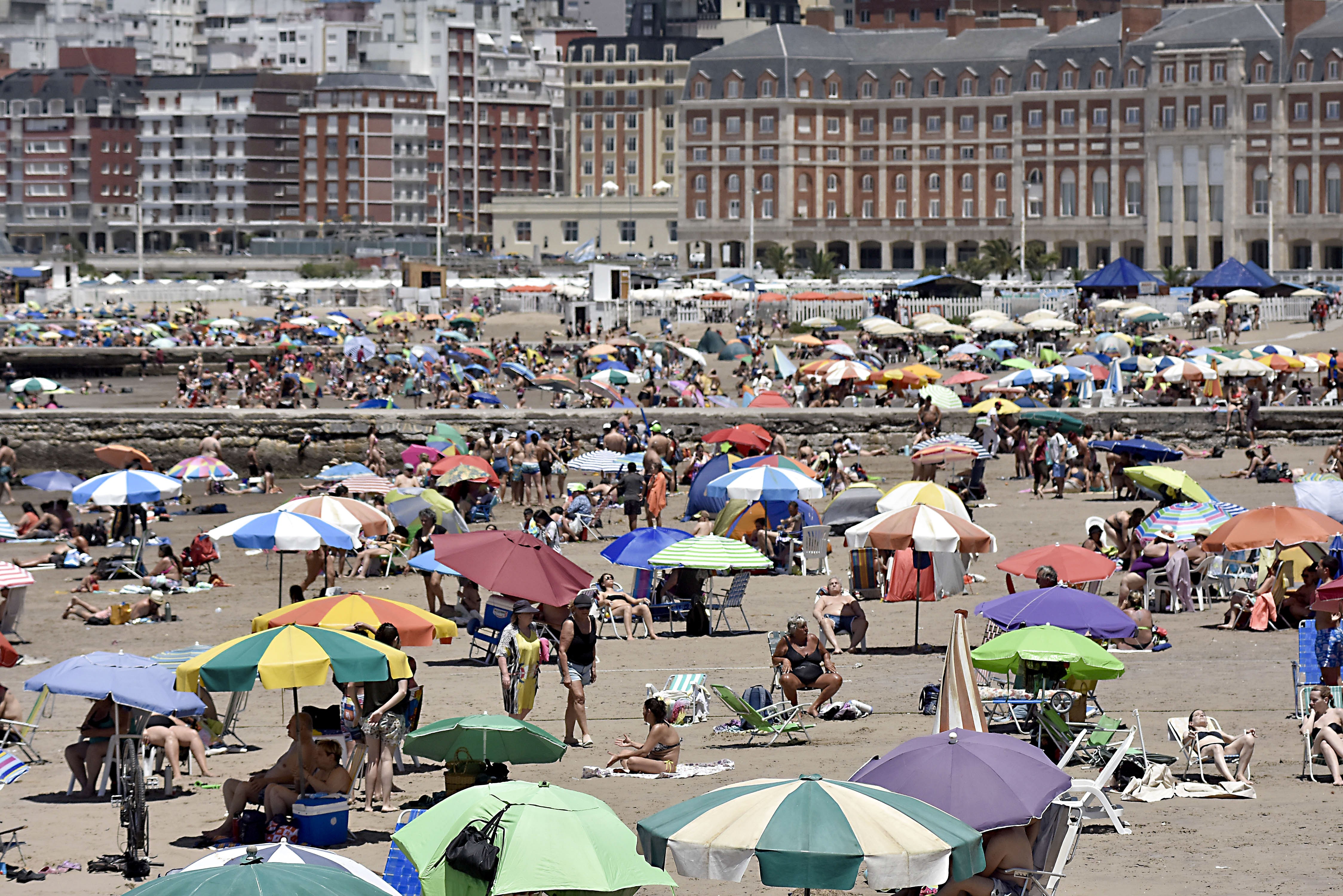 Mar del Plata: cómo estará el clima en la mañana del martes 14 de marzo 1 playa-2023-verano-mar-del-plata.jpg
