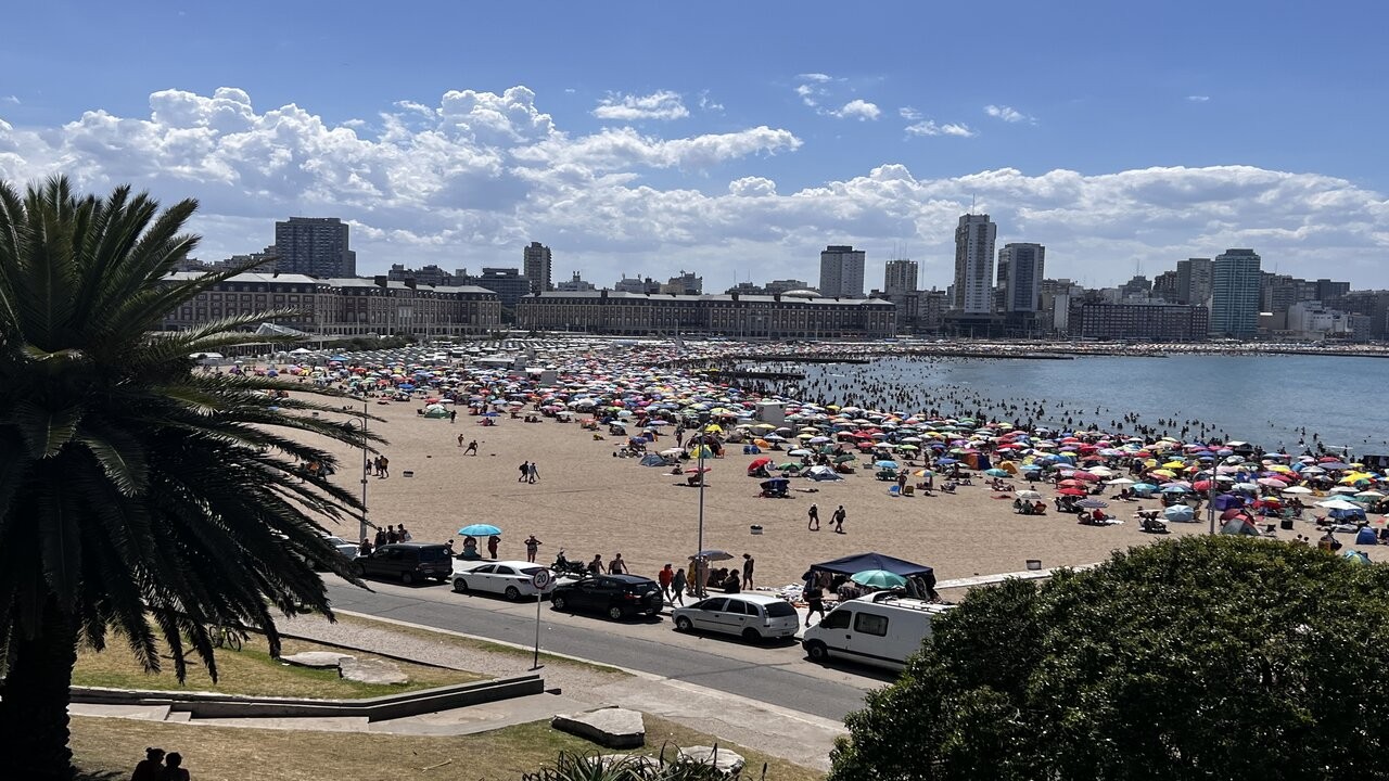 El clima en Mar del Plata: cómo estará este viernes 1 playa-las-toscas-llena-turismo.jpg