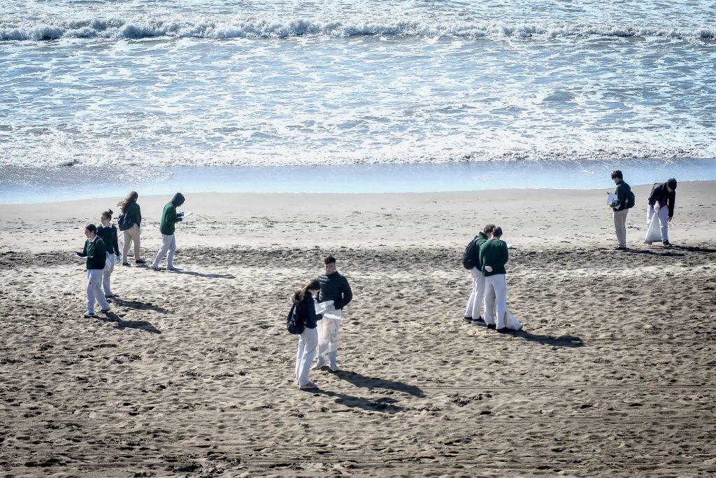 Jornada de limpieza de playas llevada adelante por alumnos 1 playa limpia 02 1024x683