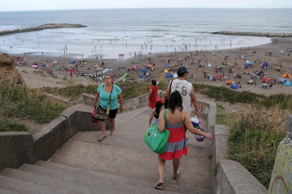 Avanza la licitación de las playas públicas equipadas 1 playa_acantilados.jpeg