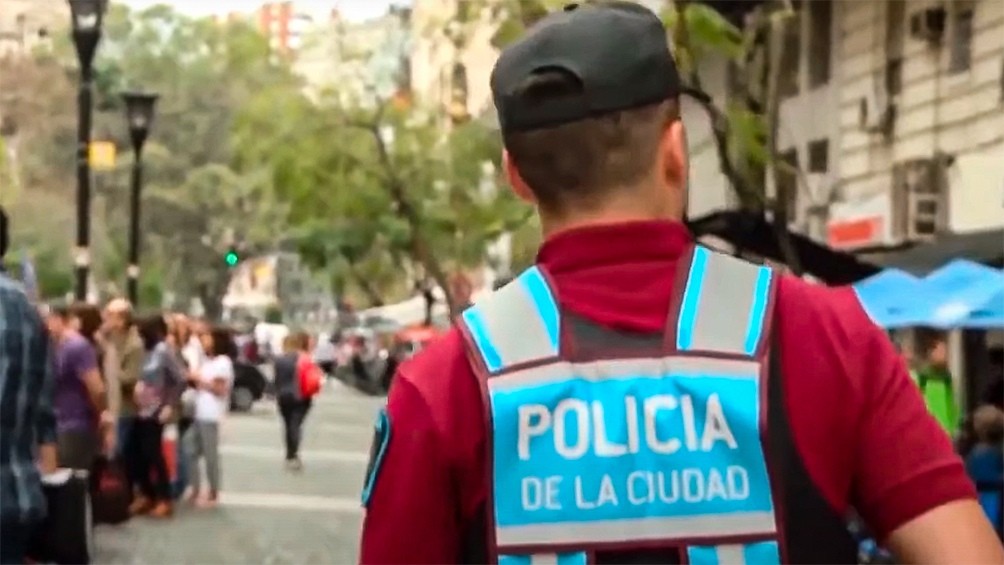 Hallaron al hombre que festejó Año Nuevo a los tiros en Balvanera: tenía un arsenal en la casa 2 policia_de_la_ciudad.jpeg