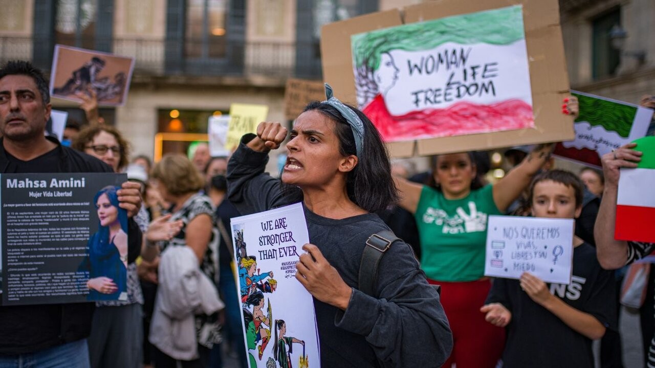 Se Intensifican las protestas por la muerte de Masha Amini 1 protestas-en-barcelona-por-la-muerte-de-masha-amini-ep.jpg