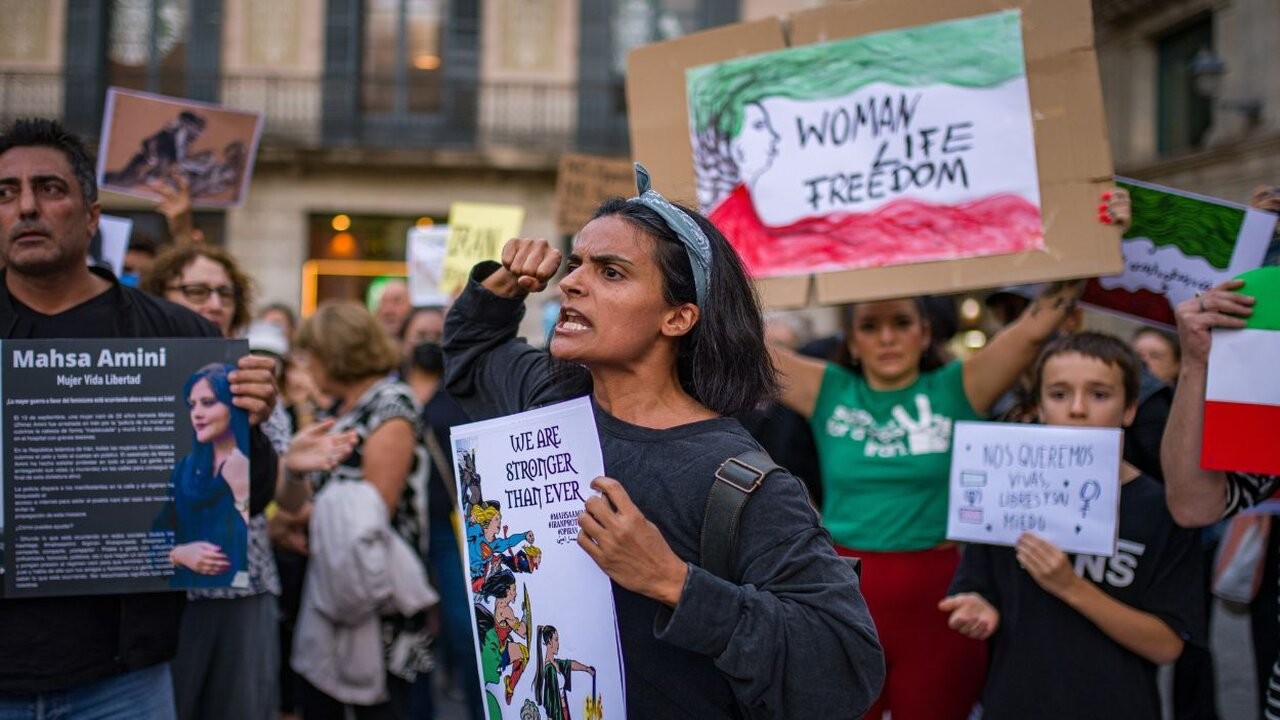 protestas-en-barcelona-por-la-muerte-de-masha-amini-ep.jpg