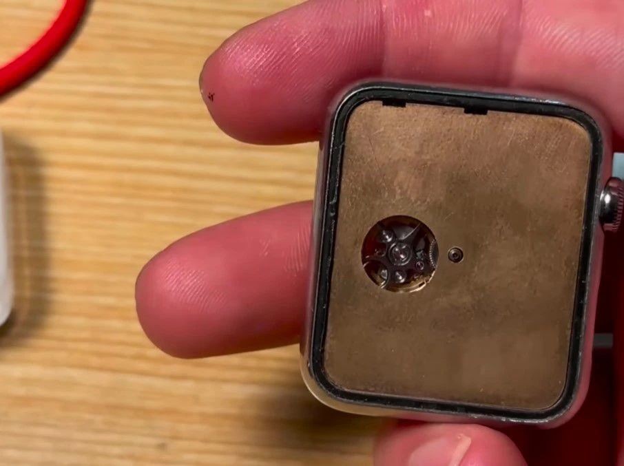 Un creador de contenido construyó un Apple Watch mecánico con basura electrónica 1 reloj_de_apple_watch_nanorobotgeek_jack_spiggles.jpg