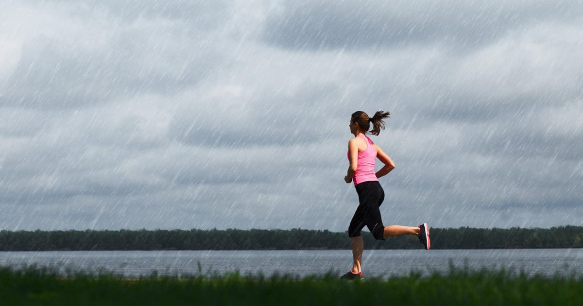 Salud y bienestar: ¿qué precauciones hay que tener a la hora de salir a correr cuando llueve? 1 running_bajo_la_lluvia.jpg