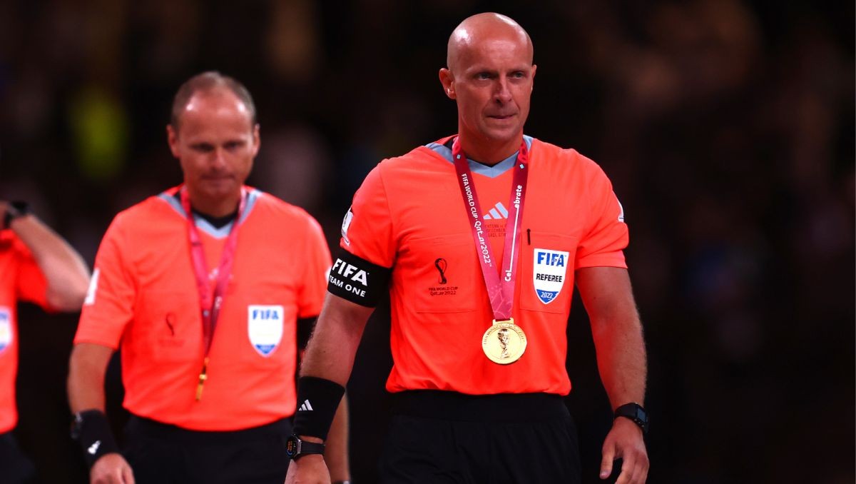 El árbitro que dirigió Argentina - Francia en el Mundial Qatar 2022 quedó primero en el ranking de la IFFHS 1 szymon-marciniak-medalla.jpg