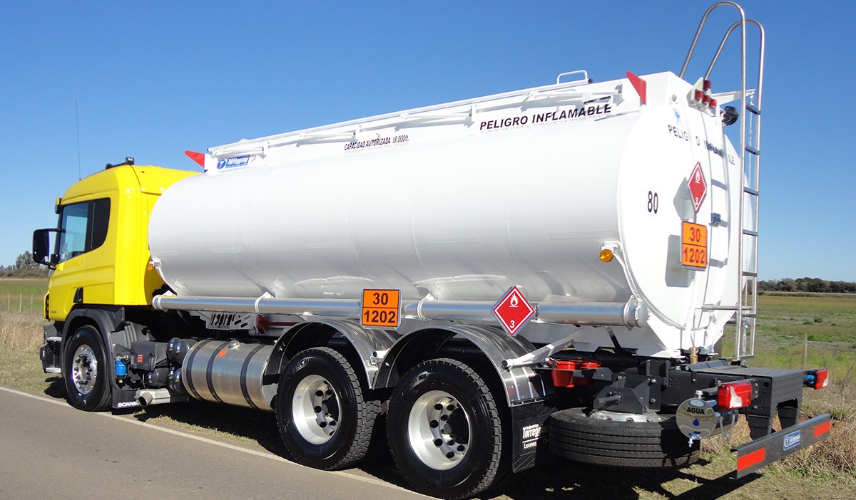 Transportistas: siguen las complicaciones en el abastecimiento de combustible 1 tanque-transporte-combustible-3.jpg