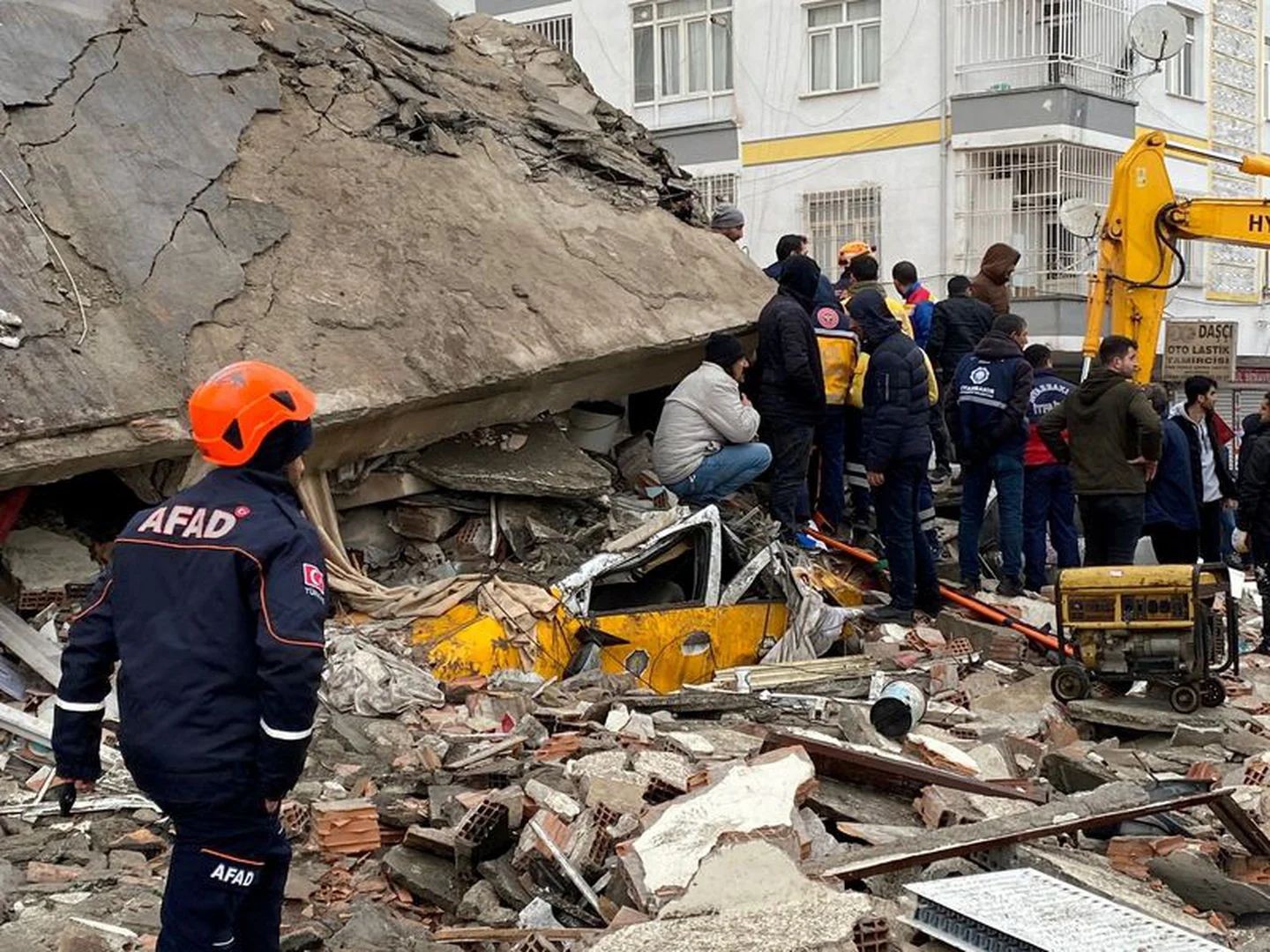 Un nuevo sismo de magnitud 5,4 sacudió Turquía en medio de las tareas de rescate y los destrozos 1 terremoto turquia