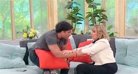 Tomas Holder vive un incomodo momento en el programa de Georgina Barbarossa 1 th_1_copy_copy_copy.jpg