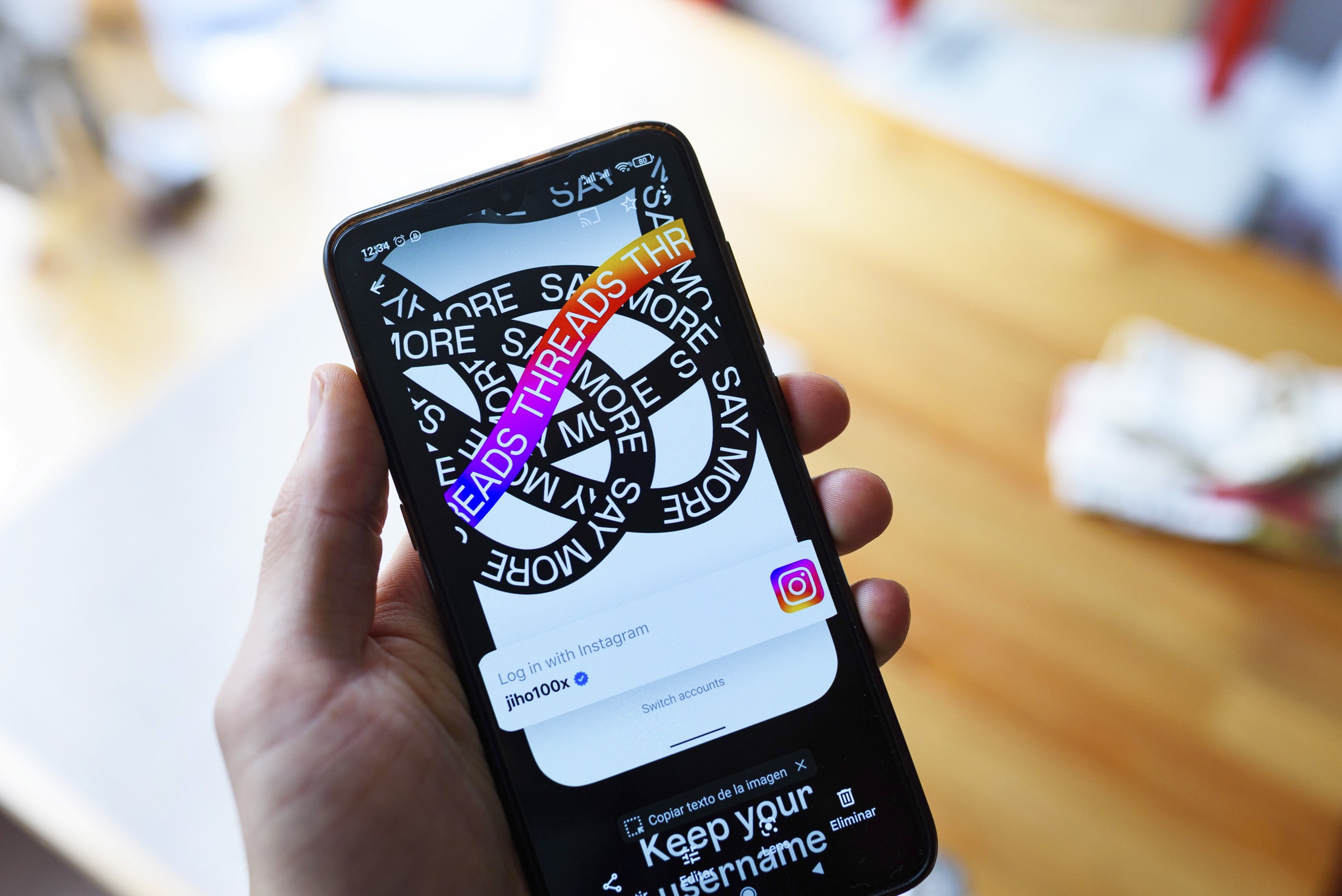 Threads: Mark Zuckerberg incorporará nuevas funciones para retener a los usuarios 1 threads_celular.jpg