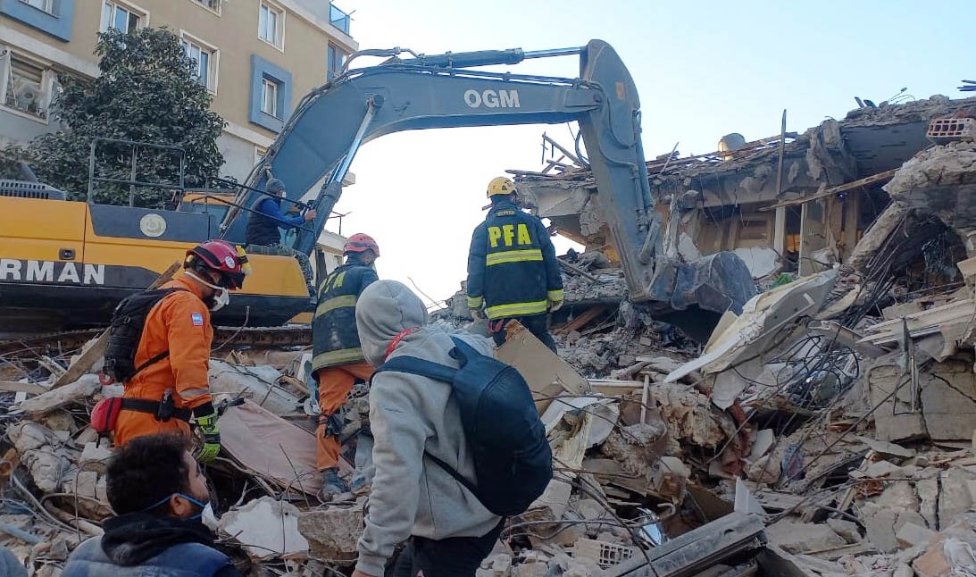 Rescatan a una adolescente en Turquía después de 10 días atrapada entre los escombros 1 turquia-rescate-sobrevivientes-terremoto.jpg