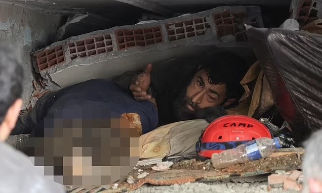 Ya hay más de 17.500 muertos por el terremoto en Turquía y Siria 1 turquia-victimas-rescate-terremoto.jpg