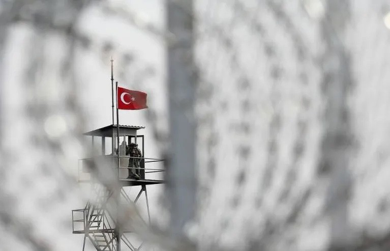 Encuentran cerca de cien refugiados desnudos en la frontera de Turquía y Grecia 1 turquia_bandera_valla.jpg