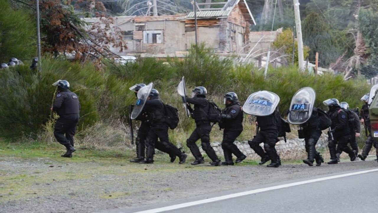 El operativo de Villa Mascardi fue "positivo" 1 web-operativo-desalojo-comando-unificado-villa-mascardi-telam-767x511_1.jpg